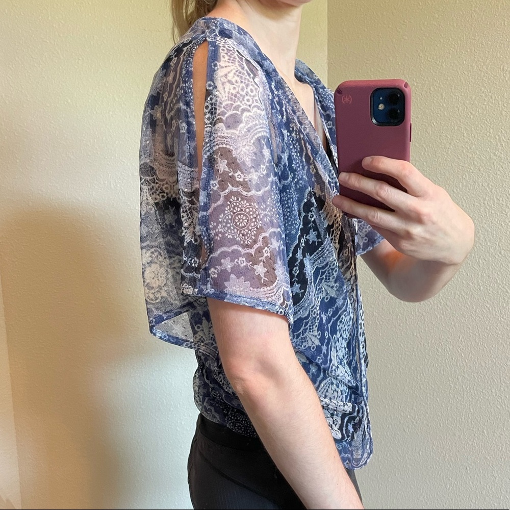 Flowy Blue Pattern Blouse - Picture 8 of 9